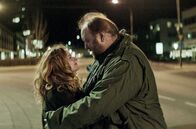 Virgin Mountain – Nur langsam begreift Fúsi (Gunnar Jónsson), dass sich auch hinter der Fassade der scheinbar so lebenslustigen Sjöfn (Ilmur Kristjánsdóttir) Abgründe auftun.