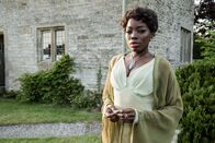 Father Brown – Dione Moon (Estella Daniels) wurde in den Kreis der örtlichen Hexengruppe aufgenommen. Das Ritual sorgte für Aufruhr in dem kleinen Dorf.