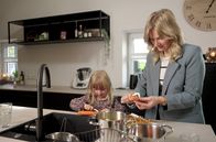 Die Ernährungs-Docs – Mama muss anders essen: Die 3-jährige Lia hilft ihrer Mutter beim Umsetzen der „Small Particle Size Diet”, bei der Wiebke O. auf Püriertes, Gehacktes oder Gemustes setzen soll.