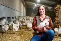 Landfrauenküche – Landfrau Anna Ostermeier in ihrem Hühnerstall. Weiteres Bildmaterial finden Sie unter www.br-foto.de.