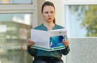 Rentnercops – Unfalltod oder Mord: Vicky Adam (Katja Danowski) muss den Tod einer Biotech-Unternehmerin aufklären und vertieft sich in eine Patentakte der Firma.
