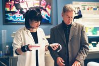 Navy CIS – In einer Mülltonne wird ein abgetrenntes Bein gefunden. Gibbs (Mark Harmon, l.), Abby (Pauley Perrette, l.), Kate, Ducky und Tony nehmen die Ermittlungen auf ...