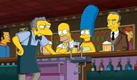 Die Simpsons – Nach seiner Karriere ist Moe (2.v.l.) wieder zurück in seiner Bar, wo er Besuch von Homer (3.v.l.), Marge (M.) und Mr. Murdock (2.v.r.) bekommt ...