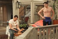 Two and a Half Men – Fast wie ein Liebespaar: Walden (Ashton Kutcher, r.) beobachtet Alan (Jon Cryer, l.) bei seiner Arbeit an der Töpferscheibe - romantisch wie einst Demie Moore und Patrick Swayze ...