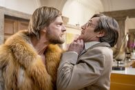 Der letzte Bulle – Als Mick (Henning Baum, l.) klar wird, dass sich sein Vater nach Korsika absetzen will, findet er heraus, dass es sich bei "ISA 150389" um ein Konto einer hiesigen Privatbank handelt, das Erwin verwaltete. Doch natürlich will der Banker (Philippe Jacq, r.) keine Auskunft erteilen ...