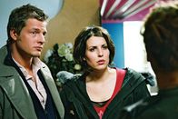 Mit Herz und Handschellen – Leo (Henning Baum, l.) und Nina (Elena Uhlig, r.) werden zum Rundfunksender "Blau-Weiß" gerufen. Dort wurde auf der Damentoilette ein Mitarbeiter erstochen aufgefunden...