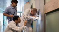 In aller Freundschaft – Die Cyberattacke auf die Sachsenklinik betrifft sämtliche elektronisch gesteuerten Bereiche - so auch die Türen. Doch besondere Umstände erforder besondere Maßnahmen. Dr. Roland Heilmann (Thomas Rühmann, re.) versucht, unterstützt von Dr. Philipp Brentano (Thomas Koch, mi.) und einem Pfleger (Komparse, li.) eine Tür aufzubrechen.