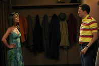 Two and a Half Men – In der Garderobe kommen sich Alan (Jon Cryer, r.) und Shannon (Tammy Lauren, l.) näher ...
