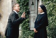 Um Himmels Willen – Bürgermeister Wöller (Fritz Wepper, l.) legt sich mit Mutter Oberin (Rosel Zech, r.) an.