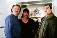 Kommissar Rex – Das Ehepaar Sissy und Kurt Kovarik (Franz Buchrieser, Alexandra Hilverth) muss sich den Fragen Peter Höllerers (Wolf Bachofner, re.) stellen.