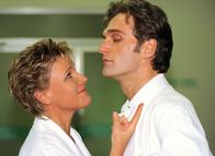 Nikola – Der skandalöse Kuß zwischen Nikola (Mariele Millowitsch) und Dr. Schmidt (Walter Sittler) auf dem Ärzteball sorgt immer noch für Gesprächsstoff ...