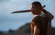 Der Herr der Ringe: Die Ringe der Macht – Nach seinem Zusammentreffen mit dem Ork-Anführer Adar kehrt Arondir (Ismael Cruz Córdova) zu den Dorfbewohnern um Bronwyn zurück.