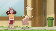 Goat Girl – Gigis Mutter Nannette (rechts) versucht sich menschlich zu verhalten.