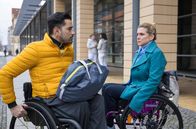 In aller Freundschaft – Dr. Ilay Demir (Tan Caglar) kommt morgens zum Dienst mit einem blauen Auge. Vor der Sachsenklinik erwartet ihn Lara Antonik (Jeanette Biedermann), die dafür verantwortlich ist und möchte sich bei ihm entschuldigen. Doch Ilay interessieren ihre Erklärungsversuche nicht, nach diesem unverhältnismäßig aggressiven Ausbruch beim Rollstuhl-Basketball.