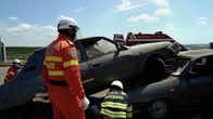 Abenteuer Straße – Bei einem Unfall auf der E85 kommen die Autos nur knapp an den Beamten vorbei. Regelmäßig werden rumänische Rettungskräfte deswegen Opfer von unaufmerksamen Fahrern.