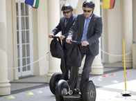 In aller Freundschaft – Prof. Simoni (Dieter Bellmann, links) und Dr. Roland Heilmann (Thomas Rühmann) führen ein verbissenes Wettrennen mit einem Elektroroller im Freizeitpark. Dies endet jedoch jäh, als sie zur bewusstlosen Verwaltungschefin Sarah Marquardt gerufen werden, deren Kreislauf nach der Fahrt mit der Schiffsschaukel schlapp gemacht hat.