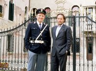 Donna Leon – Commissario Brunetti (Uwe Kockisch, re.) und sein Assistent Sergente Vianello (Karl Fischer) besuchen einen "ehrenwerten" Geschäftsmann, der in finstere Machenschaften verwickelt ist.