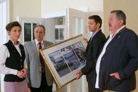 Die Rosenheim-Cops – Die Kommissare Hansen (Igor Jeftic, 2.v.r.) und Hofer (Joseph Hannesschläger, r.) verdächtigen Isolde Richter (Daniela Kiefer, l.), ein wertvolles Bild in der Villa des Opfers entwendet zu haben. Hat Anwalt Fischbach (Norbert Heckner, 2.v.l.) davon gewusst?