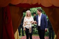 Royal Hearts – Kelly Pavlik (Cindy Busby, l.); Nik (Lachlan Nieboer, r.)