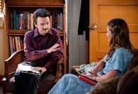 Young Sheldon – Pastor Rob (Dan Byrd, l.); Mary Cooper (Zoe Perry, r.)