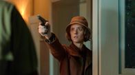 Babylon Berlin – Charlotte Ritter (Liv Lisa Fries) erhebt die Waffe in ihrer Wohnung.