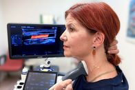 Puls – Moderatorin Pascale Menzi lässt sich mit Ultraschall auf ein (Aorten-)Aneurysma abklären. Copyright: SRF