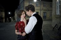 Elser – Georg Elser (Christian Friedel) ist bei den Frauen beliebt und liebt die Frauen. In Elsa (Katharina Schüttler) allerdings verliebt er sich ernsthaft.