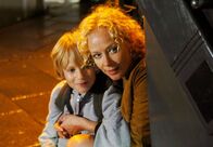 Die Diebin und der General – Selbst der langweilige Heimweg wird für Jessie (Katja Riemann) und ihren Sohn Toby (Mischa Knobloch) zum aufregenden Abenteuertrip.