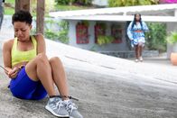 Death in Paradise – Nachdem das Lösegeld gezahlt wurde, hat Mia Taylor (Petra Letang, r.) ihre entführte Tochter Clarissa (Karise Yansen, l.) endlich wieder. Doch mit dem, was danach passiert, hat niemand gerechnet.