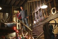 The Middle – Als im Keller ein Wasserrohr bricht, versuchen Frankie (Patricia Heaton, l.) und Mike (Neil Flynn, r.) zu retten, was geht ...