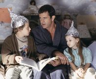 Signs - Zeichen – Nach dem Unfalltod seiner Frau legt der Priester Graham Hess (Mel Gibson, M.) seinen Glauben ab und lebt nun mit Bruder und Kindern Morgan (Rory Culkin, l.) und Bo (Abigail Breslin, r.) zurückgezogen auf einer Farm. Da geschieht etwas schier Unfassbares ...