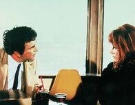 Columbo – Einige Kleinigkeiten im Gespräch mit der Anwältin Leslie Williams (Lee Grant) machen Lieutenant Columbo (Peter Falk) misstrauisch.