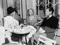 Martin Roumagnac - Verrückt vor Liebe – Blanche Ferrand (Marlene Dietrich, Mi.) treibt unbeabsichtigt einen Keil zwischen ihren Ex-Geliebten Rimbaut (Lucien Nat, re.) und dessen Geschäftspartner Roumagnac (Jean Gabin, li.) - ihre neue Liebe.