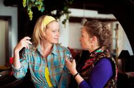 Mord mit Aussicht – Sophie Haas (Caroline Peters, l.) entlockt bei einem Gläschen Johanna Traube (Angelika Bartsch, r.) interessante Informationen.; ARD/WDR MORD MIT AUSSICHT (36), "Lovehotel Traube" Uhr im ERSTEN. Sophie Haas (Caroline Peters, l.) entlockt bei einem Gläschen Johanna Traube (Angelika Bartsch, r.) interessante Informationen.
