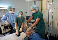 Rote Rosen – ARD ROTE ROSEN FOLGE 1211 Uhr im ERSTEN. Susann (Elisabeth Lanz, liegend) erleidet einen Herzstillstand und wird von Regina (Christine Wilhelmi, M.) und dem Krankenhauspersonal (Komparsen) reanimiert.