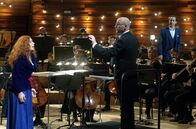 Festtag bei Jacques Offenbach – Kraftvolles Duo: Patricia Petibon (vo.li.) und Cyrille Dubois (hi.re.) gestalten ihre Arien mit verspieltem Charme und interpretieren die scheinbar leichten Passagen mit all ihrer Meisterschaft.