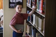 Young Sheldon – Soll Georgie Nachhilfe geben, als dieser droht wegen schlechter Noten aus dem Football Team zu fliegen: Sheldon (Iain Armitage) ...
