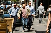 Rentnercops – Jetzt ist Eile angesagt: Hui Ko (Aaron Le, M.) rennt mit zwei Beamten (Komparsen) zum Kiosk.