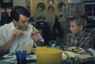 Malcolm mittendrin – Hal (Bryan Cranston, li.) versucht sein kleines Geheimnis vor Dewey (Erik Per Sullivan) zu verbergen und redet sich dabei um Kopf und Kragen.