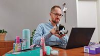 Ökochecker – Tobi Koch hakt beim Skype Call mit der Deutschen Umwelthilfe nach: Worauf kann man bei einer nachhaltigen Rasur achten?