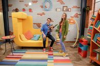 1000 Tricks – Melli zeigt Christoph einen coolen Büchertrick, denn sie ist eine richtige Leseratte. Ob sie Christoph mit diesem Bücher-Trick verblüffen kann?