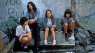 Der Zementgarten – L-R: Julie (Charlotte Gainsbourg), Jack (Andrew Robertson), Sue (Alice Coulthard), Tom (Ned Birkin)