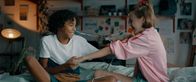 3 Hz – Felix (Junes Callaert) und Ella (Cécile Enthoven) necken sich.