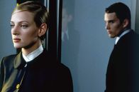 Gattaca – Vincent (Ethan Hawke) verliebt sich in seine Kollegin Irene (Uma Thurman).