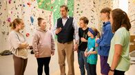 WaPo Elbe – Die Kinder (Amelie Gerdes, 2.v.l. mit Kompars:innen) erwarten, dass es mit dem Klettern losgeht. Doch Ben Fritsche (Andreas Merker, mi.) erhält einen Anruf ...