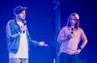 Comedy Clash – SÜDWESTRUNDFUNK Comedy Clash - Finale Diese Comedians machen der Konkurrenz Angst: Jokah Tululu, EmmVee und Lara Autsch wollen sich für das große "Comedy Clash"-Jahresfinale beweisen. Salim Samatou und Marvin Endres (Foto) hosten den härtesten Stand-Up-Wettbewerb Deutschlands in dem Jokah Tululu den King of Pop als Influencer verkörpert, EmmVee auf die deutschesten Deutschen in der Shisha Bar trifft und Lara Autsch auch ohne Kind in der Öffentlichkeit stillen möchte.