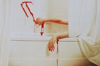 Stephen Kings Es – Aus Angst vor dem zurückgekehrten Pennywise begeht Stan (Richard Masur) Selbstmord in der Badewanne ...