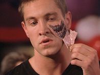 Charmed - Zauberhafte Hexen – Dank eines Zauberspruches hat sich eine Schlange in einen Mann (Christopher Wiehl) verwandelt ...