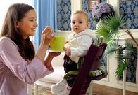 Sturm der Liebe – ARD STURM DER LIEBE FOLGE 1280 Uhr im ERSTEN. Eva (Uta Kargel, l.) füttert Valentina und ahnt nicht, dass sie das Baby damit in Lebensgefahr bringt.