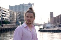 Großstadtrevier – Dass so viele Menschen in die Elbphilharmonie wollen, nutzt Jannick (Tilman Pörzgen) schamlos aus.